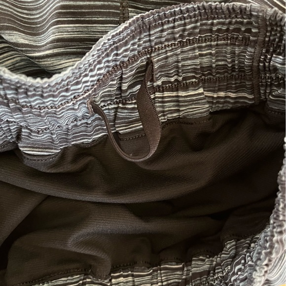 Lululemon Hotty Hot Short II 2.5" Women’s 4 Gray Black Striped - Picture 10 of 11